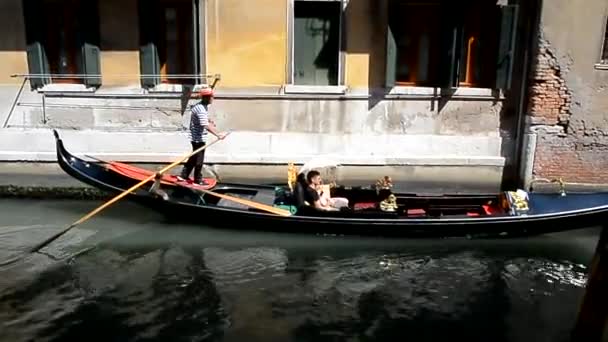 Gondolier adalah mengangkut wisatawan di gondola pada saluran sempit — Stok Video