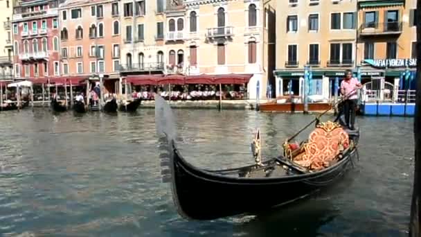 Gondolier плаває на на гондоли — стокове відео