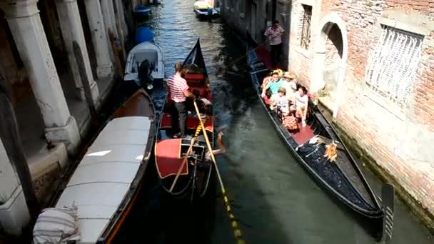 Gondoly s turisty, plachtění a zpět přes úzký kanál — Stock video