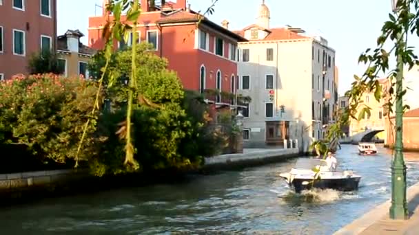 Família em um barco a motor navegando ao longo da pitoresca rua do canal — Vídeo de Stock