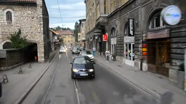 Sarajevo. Vista a través de la ventana trasera de un tranvía móvil — Vídeo de stock