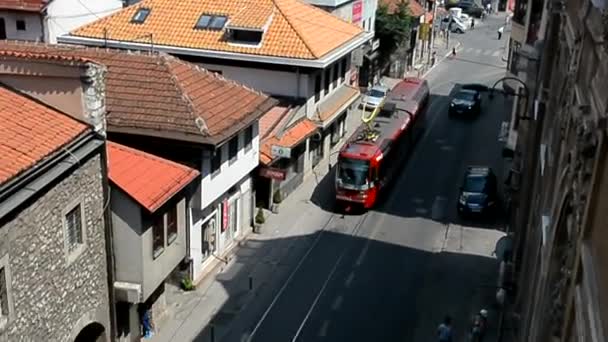 Rote Straßenbahn fährt durch die Straßen von Sarajevo — Stockvideo