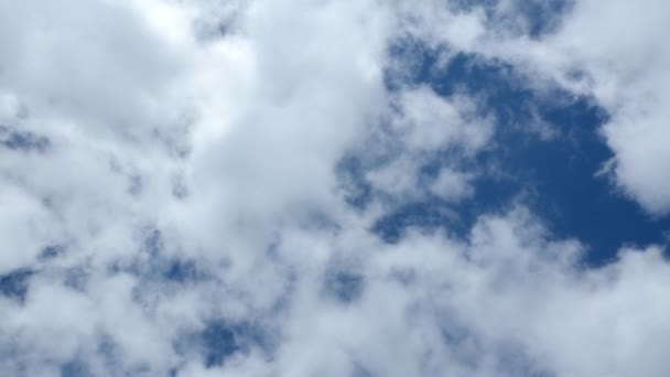Nubes moviéndose a través del cielo, para un fondo — Vídeo de stock