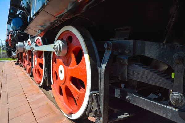 Suspension and driving mechanism of an old locomotive wheels — Stock Photo, Image