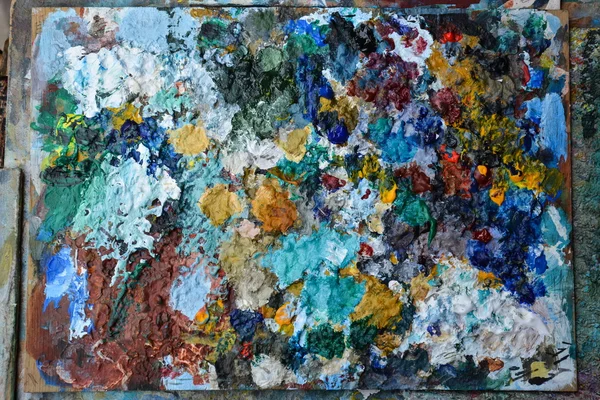 Sanatçının paleti renkli boya ile