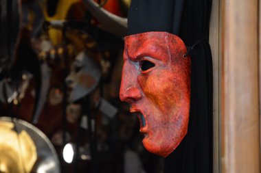 Kırmızı Venedik Maske siyah gevşek üzerinde genel olarak