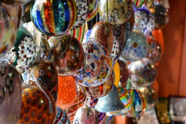 Un montón de bolas multicolores brillantes —  Fotos de Stock