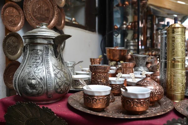 Bakır tencere ile dekore edilmiş çaya desen takip