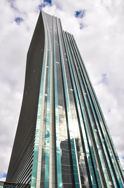 Uzun boylu office gökdelen aşağıdan yukarıya