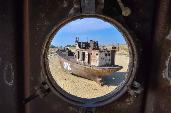 Vista através da janela no velho navio do deserto — Fotografia de Stock