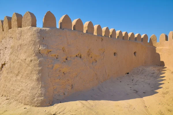 Kil dişleri olan ortaçağ duvarları