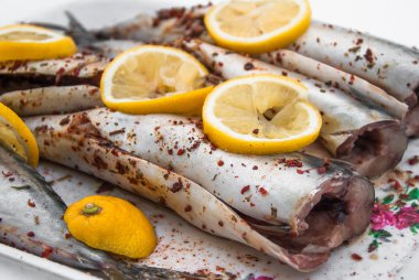 Uskumru, pişmiş baharat, kırmızı biber ve limon ile