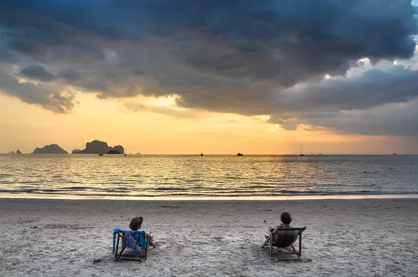 Plaj sandalyeleri güneşin denizde hayran'de iki kız