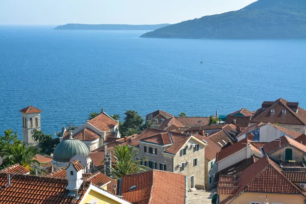 Eski şehrin arka planda Adriyatik Denizi