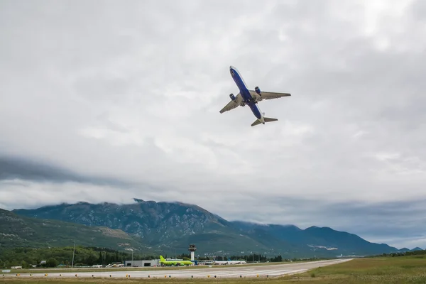 Pistlerden birinden bir yolcu uçağı çıkartıyor