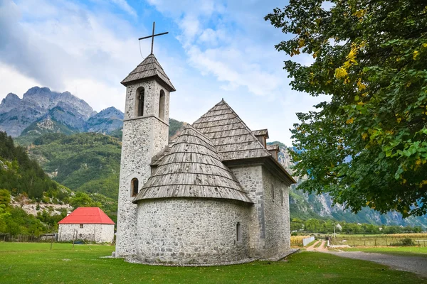 Bir dağ köyü antik taş kilisede