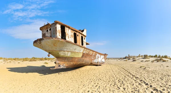 Panorama. Eski gemi Aral çölde dikiz