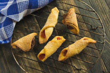 reçel ile ev yapımı tatlı bisküvi