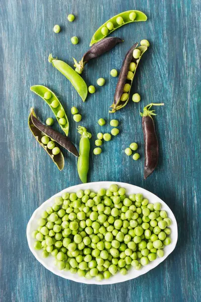 Peeled Green Peas White Bowl Kitchen Scene — Stockfoto