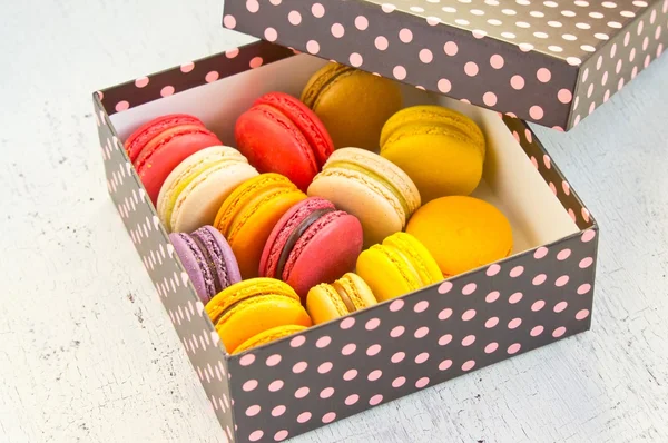 Franse bitterkoekjes in kleurrijke geschenkbox — Stockfoto