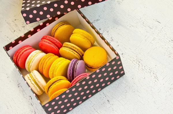Franse bitterkoekjes in kleurrijke geschenkbox — Stockfoto