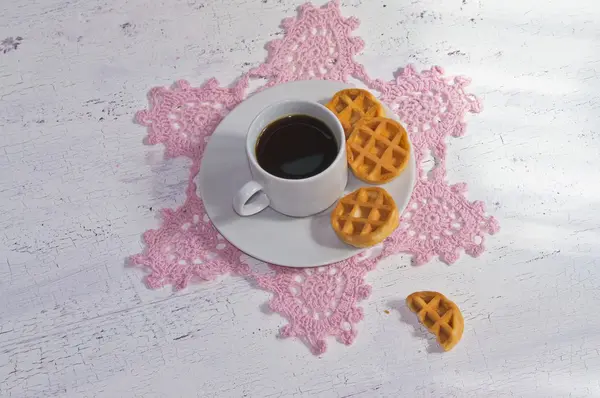 Kaffee am Morgen mit Waffeln — Stockfoto