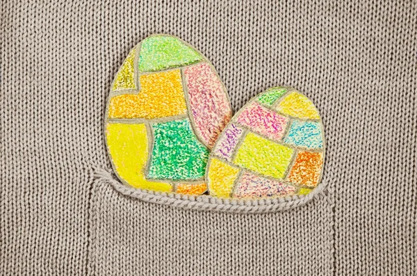 Huevos de Pascua coloridos pintados en un bolsillo de punto chaqueta — Foto de Stock
