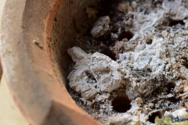 Ocakta yanan odun parçalarından çıkan ateş külleri..