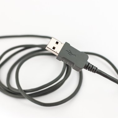 USB kablosunu beyaz zemin üzerine