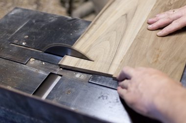 Marangoz bir tahta elektrikli testere ile kesme