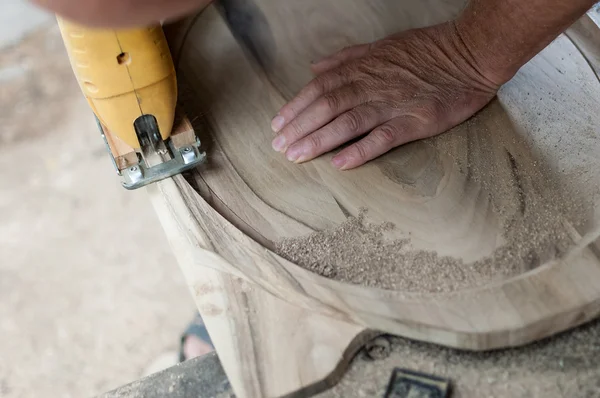 Carpinteiro está cortando uma placa com fretsaw — Fotografia de Stock