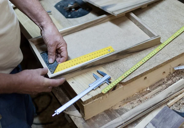 木匠用尺子测量产品 — 图库照片