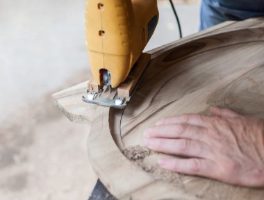 Marangoz fretsaw ile bir tahta kesme