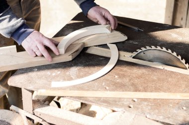 Marangoz mobilya yapıyor