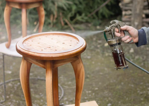 Charpentier couvre tabouret par laque — Photo