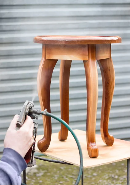 Charpentier couvre tabouret par laque — Photo