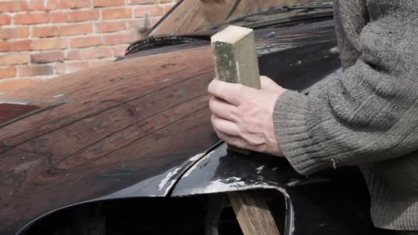 Autoreparatur nach Unfall — Stockvideo