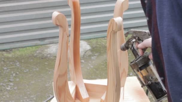 Плотник покрывает стул за лаком — стоковое видео