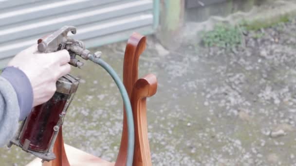 Carpinteiro está cobrindo fezes por laca — Vídeo de Stock