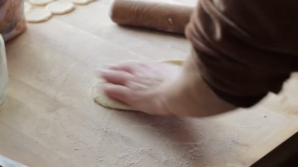 Kocken förbereder dumplings — Stockvideo