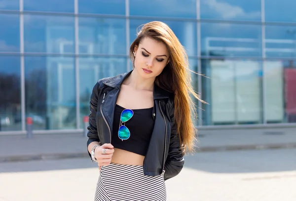 Güzel esmer kız moda tarzında