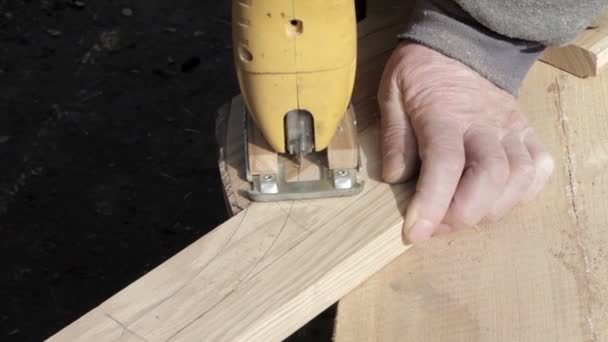 Timmerman is het snijden van een bord met de decoupeerzaag — Stockvideo