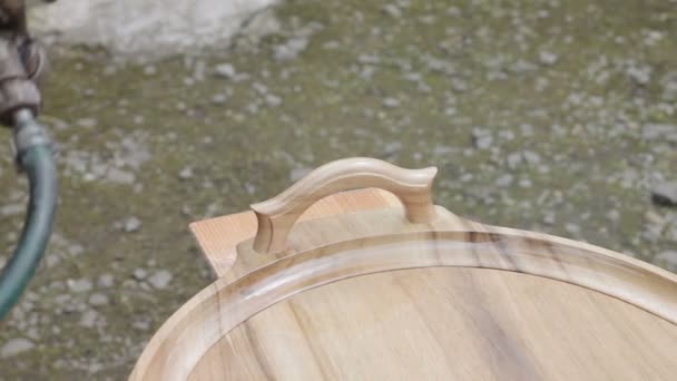 Carpenter is covering wooden platter by lacquer — Stock Video