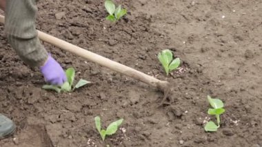 Çapayla çalışan kadın.