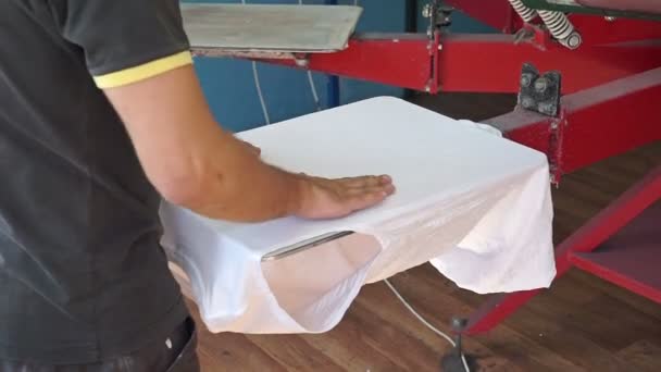 Serigrafia fabricação em camisetas — Vídeo de Stock