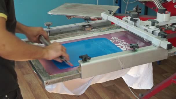 Screen tryckning tillverkning på t-shirts — Stockvideo
