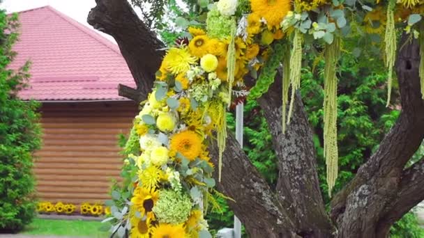 Arco de boda de flores decoración en un estilo rústico — Vídeo de stock