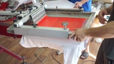Ekran yazdırma üretim t-shirt üzerinde