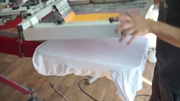 Produzione serigrafica su t-shirt — Video Stock