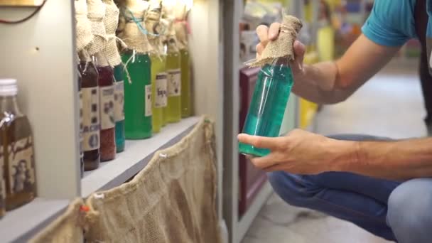 Muž si vybrat něco k pití v úložišti — Stock video